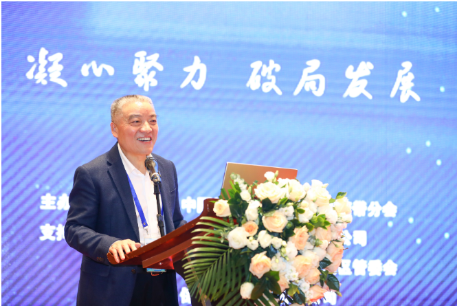 膠管膠帶分會(huì)第十屆理事會(huì)理事長(zhǎng)、無錫寶通科技股份有限公司董事長(zhǎng)包志方向大會(huì)作了《直面當(dāng)前嚴(yán)峻形勢(shì) 凝心聚力 破局發(fā)展》的報(bào)告。他指出，過去一年，膠管膠帶行業(yè)整體表現(xiàn)不佳，實(shí)現(xiàn)利潤(rùn)降幅明顯，但隨著國(guó)內(nèi)經(jīng)濟(jì)逐步復(fù)蘇，行業(yè)發(fā)展有望持續(xù)回升。他希望全行業(yè)能凝聚共識(shí)、匯聚力量，共同應(yīng)對(duì)挑戰(zhàn)，實(shí)現(xiàn)破局發(fā)展。