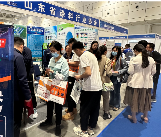 展會現(xiàn)場，各家企業(yè)展示了自己的技術(shù)創(chuàng)新和產(chǎn)品質(zhì)量，吸引了眾多企業(yè)的咨詢和洽談。協(xié)會會員企業(yè)通過與同行的深入溝通，更加準(zhǔn)確地把握客戶的需求和反饋，深入了解了行業(yè)現(xiàn)狀和未來發(fā)展趨勢。他們對生產(chǎn)出更好的產(chǎn)品和提供更滿意的服務(wù)有了更大的信心，為公司產(chǎn)品在銷售和知名度方面進一步打開了新局面，本次展會取得了圓滿的成功。在展會閉幕之際，山東省涂料行業(yè)協(xié)會參展商企業(yè)與其他同行的深入交流，為行業(yè)的發(fā)展探索出更多的可能性和方向。