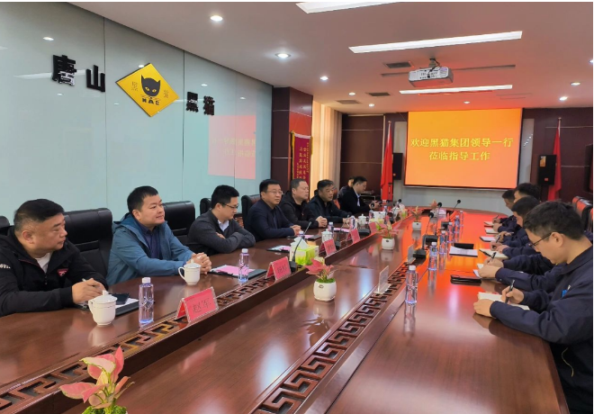 后，在座談會上，魏明表示，要在鞏固現(xiàn)有成績基礎上持續(xù)提升現(xiàn)場管理，積極與炭黑事業(yè)部及對口部門加強溝通對接，準確把握市場需求及經(jīng)營決策，實現(xiàn)產(chǎn)銷平衡，加快完成現(xiàn)階段煤氣對接，徹底解決燃料問題，快速實現(xiàn)盈利。同時各車間要會算賬、算好賬，創(chuàng)造價值、干出效益。