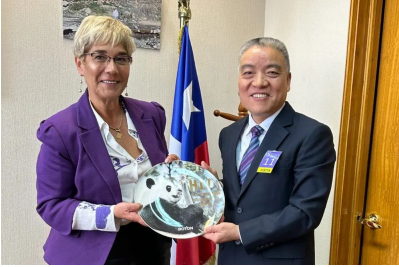 4月24日，包總一行還前往智利國(guó)會(huì)大廈所在地Valparaiso，拜會(huì)智利參議院副主席露斯·斯彭博格女士。包董事長(zhǎng)向斯彭博格議長(zhǎng)介紹了寶通計(jì)劃在智利圍繞智能化技術(shù)與產(chǎn)品，以及資源循環(huán)與環(huán)境保護(hù)等重點(diǎn)項(xiàng)目進(jìn)行投資布局。議長(zhǎng)對(duì)此計(jì)劃表示大力贊賞，并承諾將全面支持和協(xié)助。