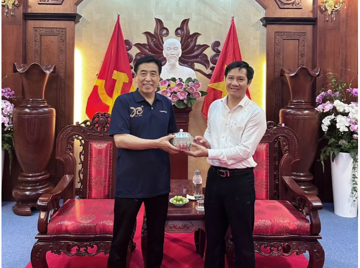 越南生產(chǎn)基地作為世界最大的單體橡膠輪胎工廠之一，生產(chǎn)的輪胎種類多樣，產(chǎn)品質量備受好評。數(shù)千越南員工在生產(chǎn)基地成長為優(yōu)秀人才，在崗位上肩負起重要責任。據(jù)了解，未來，賽輪集團將依托國橡中心產(chǎn)業(yè)鏈優(yōu)勢，加速新設備、新工藝等在越南生產(chǎn)基地的應用，打造全球先進輪胎生產(chǎn)基地新樣板。