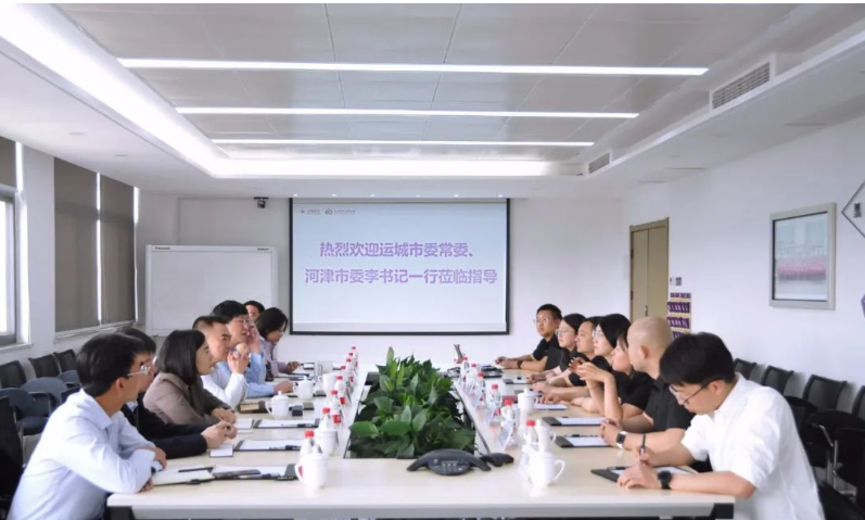 據(jù)了解，李曉武一行在現(xiàn)場(chǎng)聽(tīng)取了黑貓股份特種炭黑事業(yè)部關(guān)于經(jīng)營(yíng)發(fā)展、戰(zhàn)略布局、市場(chǎng)開(kāi)拓以及技術(shù)研發(fā)等方面的情況介紹。在聽(tīng)取過(guò)程中，他們對(duì)企業(yè)的經(jīng)營(yíng)戰(zhàn)略、團(tuán)隊(duì)素質(zhì)以及行業(yè)影響力等方面給予了充分肯定。與此同時(shí)，李曉武還向企業(yè)介紹了河津市良好的政商環(huán)境，并表達(dá)了對(duì)企業(yè)良好發(fā)展的期望和支持。