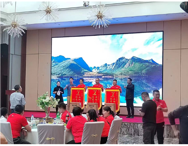 中策橡膠乘用車胎銷售部吉林區(qū)域經理肖強強介紹了渠道政策，并強調中策將提供各項保障。1號產品在各個方面的突破為全面的發(fā)展帶來了巨大的飛躍。除了產品方面的支持外，中策還將從多個維度幫助零售商提升競爭力，賦能萬千輪胎人。中策承諾通過渠道的全面支持，幫助門店實現快速進步與成長，使更多同行者能夠在頂峰相遇。