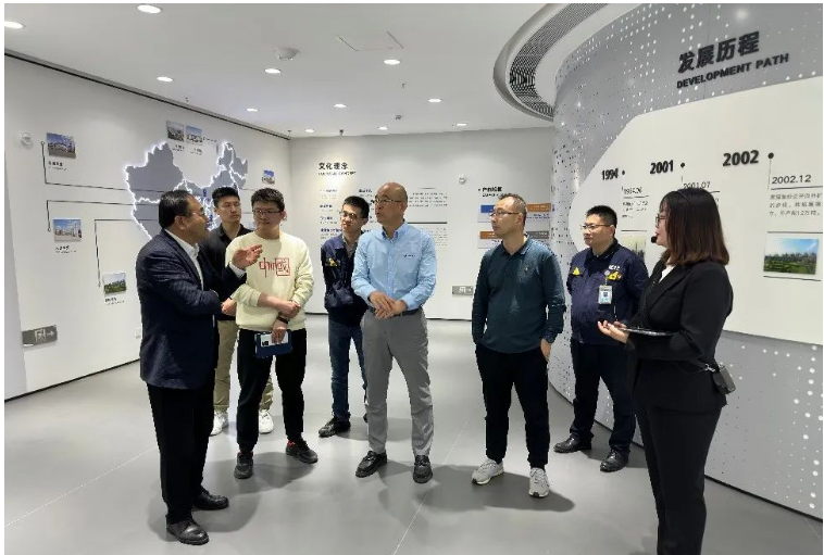 簽約儀式前，專家組先后參觀了青島黑貓研發(fā)中心、檢測中心和中試車間。青島黑貓公司黨支部書記、總經理王宏以及相關研發(fā)團隊向專家組介紹了公司的自主研發(fā)項目、與相關大學合作項目的進展情況，以及產品在輪胎中的應用特性。