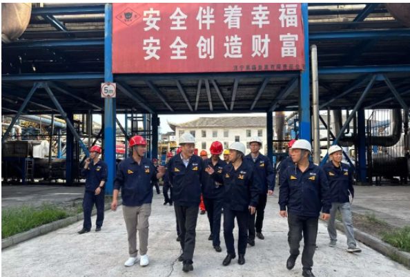 會議結(jié)束后，盛旺喜一行還實地考察了濟寧黑貓公司的黨建活動室、炭黑車間、儲運中心、動力車間和精制車間等地，詳細了解了生產(chǎn)管理、工藝控制和設(shè)備運行等情況。與此同時，他們還考察了時聯(lián)黑貓投資項目的運營情況，并就下一步的工作提出了具體要求。