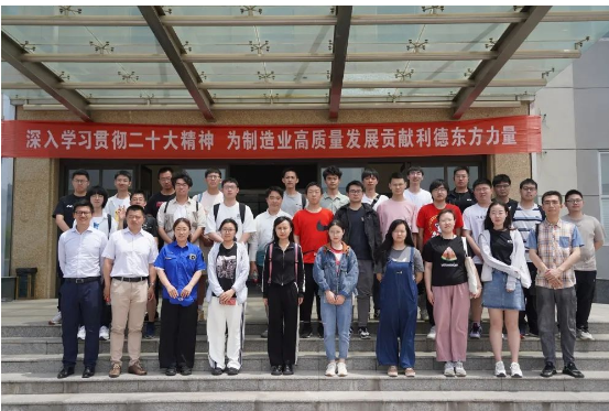 師生們在參觀過程中對利德東方展示的智能工廠建設(shè)成果贊嘆不已。南京大學(xué)化學(xué)化工學(xué)院人力資源總監(jiān)徐霞表示，通過這次參觀，希望能夠加深師生們對利德東方及高分子專業(yè)的理解，并為自己的學(xué)習(xí)計劃明確方向。