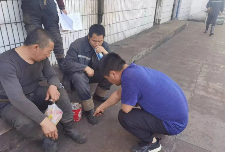 此外，鶴壁飛鶴銷售服務(wù)團隊還走訪了礦產(chǎn)能源行業(yè)，了解了這個行業(yè)對橡膠制品的需求。作為橡膠制品的專業(yè)制造商，飛鶴公司的膠靴產(chǎn)品自1961年開始生產(chǎn)，致力于為勞動者提供耐用性和防護性能。走訪中，銷售團隊詳細調(diào)研了工友們的穿用情況和對產(chǎn)品的反饋，收集了寶貴的意見和建議。