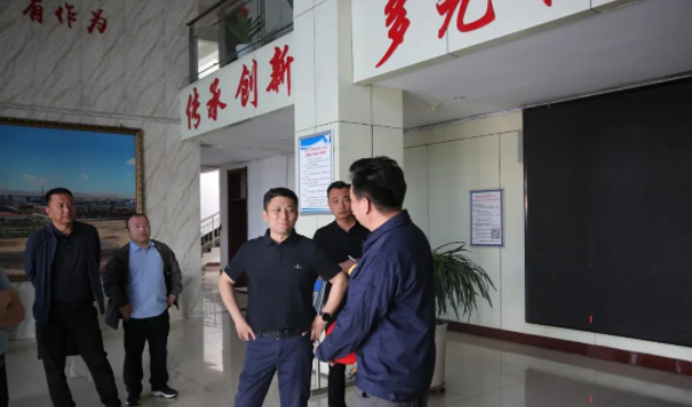 烏海市海南區(qū)區(qū)委副書記、政府區(qū)長白春雷，以及其他幾位副區(qū)長、政府辦公室主任和部門負(fù)責(zé)人，對烏海黑貓的經(jīng)濟(jì)運(yùn)行和生產(chǎn)建設(shè)運(yùn)營情況進(jìn)行了實(shí)地考察。