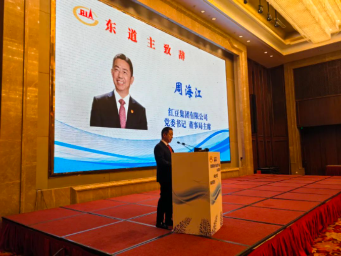   會議中，與會企業(yè)一致表示將同心協(xié)力，共同營造有利于輪胎行業(yè)健康發(fā)展的和諧環(huán)境，助力橡膠強國夢早日實現(xiàn)。在開幕致辭中，紅豆集團黨委書記、董事局主席周海江表示，紅豆集團的發(fā)展離不開堅定不移聽黨話、感黨恩、跟黨走的方針。他還強調，企業(yè)除了加強黨建工作外，還要積極履行社會責任，促進企業(yè)與自然和社會的和諧穩(wěn)定。紅豆集團將以黨建引領企業(yè)發(fā)展，不斷推進自主創(chuàng)新、自主品牌和自主資本等戰(zhàn)略，推動高質量發(fā)展。