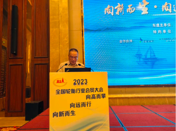 會議期間，中策橡膠集團股份有限公司高級副總裁張利民，代表輪胎分會理事長、中策橡膠董事長沈金榮作了題為《向新向遠向高，在激宕中激發(fā)創(chuàng)新發(fā)展的新動能》的報告，張利民指出，我國輪胎行業(yè)在2023年一季度取得了良好開局，企業(yè)開工率有所回升。然而，他也指出我國輪胎行業(yè)面臨諸多問題，如復雜嚴峻的外部經濟形勢、未來出口形勢不容樂觀以及國內和行業(yè)內部的突出問題，這些都對高質量發(fā)展帶來了影響。