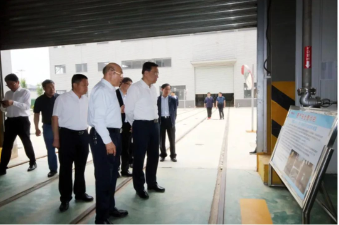 棗莊市委常委、常務(wù)副市長(zhǎng)邵士官一行蒞臨正威華能項(xiàng)目進(jìn)行考察。當(dāng)天，邵士官市長(zhǎng)與相關(guān)領(lǐng)導(dǎo)一同參觀了正威華能新材料科技有限公司，并詳細(xì)了解了滕州項(xiàng)目的建設(shè)情況和企業(yè)發(fā)展計(jì)劃。
