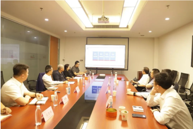 隨后，中策知輪公司智慧事業(yè)部總監(jiān)葛漢向與會領導全面介紹了知輪智慧系統(tǒng)的開發(fā)和應用情況。雙方就智慧系統(tǒng)在一汽解放車型上的應用以及自研系統(tǒng)的模塊對接展開了深入探討和交流。這為下一步的合作開發(fā)奠定了堅實的基礎，同時也為智慧系統(tǒng)在前裝市場的應用打開了新的想象空間。