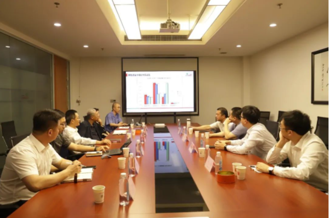 座談會上，中策橡膠集團全鋼研究院研究室主任吳思維介紹了中策橡膠低滾阻輪胎技術的突破。通過超級混合動力膠的研究，中策橡膠成功打破了低滾阻、耐磨性能和使用壽命之間的制約，使得輪胎在盡量降低滾阻系數(shù)的同時，對牽引力和輪胎壽命的影響更小，使低滾阻輪胎變得更加耐磨。