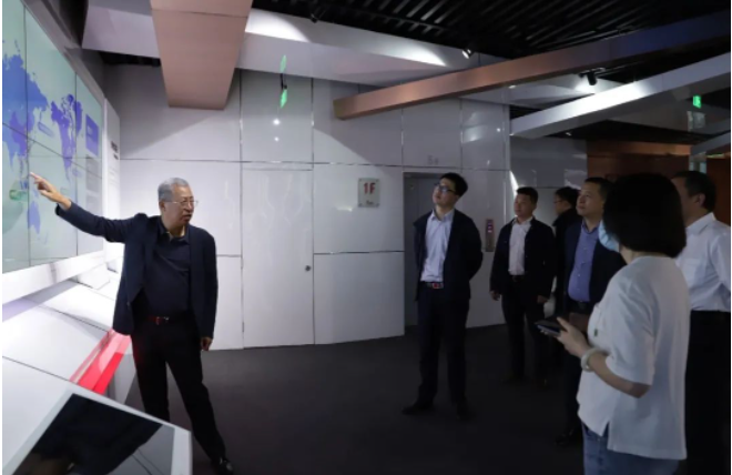 最后，一汽解放的代表一行在中策橡膠銷售公司總經(jīng)理陳實先生和總經(jīng)理助理王群女士的陪同下參觀了中策橡膠展廳和未來工廠，以了解中策橡膠輪胎產(chǎn)品的技術實力和制造實力。