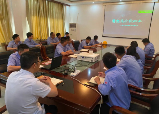 寶勝(山東)電纜有限公司日前召開了一場以“人人講安全 個個會應急”為主題的安全生產月啟動會議。該公司各部門的責任人和安全員參加了此次會議。