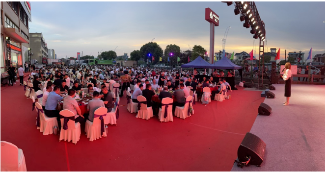 通過這次啤酒狂歡節(jié)，中國重汽和中策橡膠展示了他們在重卡市場上的合作實(shí)力和創(chuàng)新能力。他們的新產(chǎn)品將為綠色、智能和節(jié)能城建提供可靠的解決方案，助力中國重卡市場迎接新的規(guī)劃和要求。