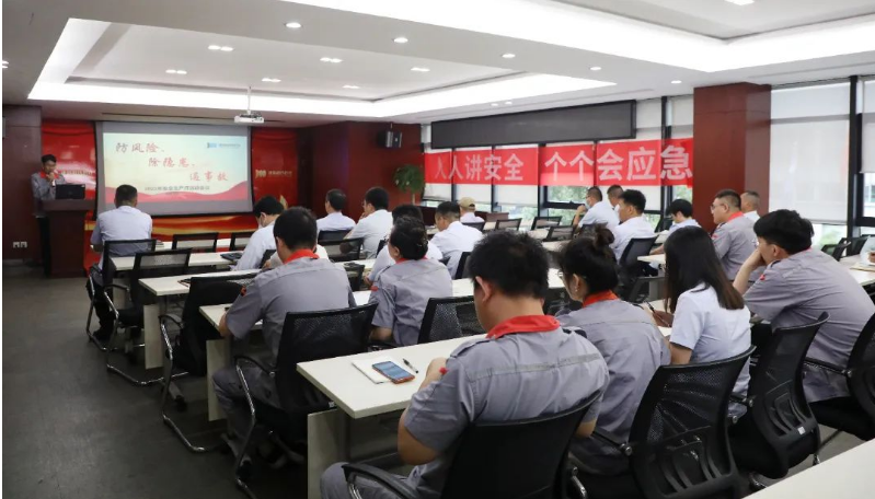 為進(jìn)一步推動(dòng)企業(yè)安全生產(chǎn)責(zé)任，提升安全管理水平，并響應(yīng)全國(guó)第22個(gè)“安全生產(chǎn)月”的號(hào)召，建新趙氏科技有限公司召開了“2023年安全生產(chǎn)月啟動(dòng)會(huì)”。本次活動(dòng)以“人人講安全、個(gè)個(gè)會(huì)應(yīng)急”為主題，旨在提高全員的風(fēng)險(xiǎn)隱患排查整改質(zhì)量、安全意識(shí)和避險(xiǎn)逃生能力。
