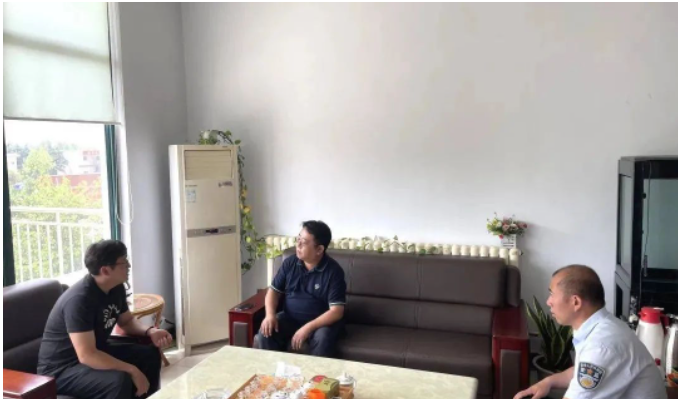 街道黨工委副書記、政協(xié)聯(lián)絡室主任薛茂春同志對各企業(yè)提出的意見和建議表示感謝，并強調了這次會議的重要性。他指出，這次座談會的目的是為了了解企業(yè)的實際困難和需求，從而為企業(yè)提供更好的服務。橡膠輪胎企業(yè)作為勞動密集型企業(yè)，在提高居民收入、解決勞動力就業(yè)以及拉動第三產業(yè)消費方面發(fā)揮著重要的作用。