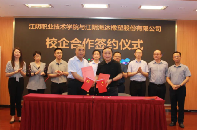 在雙方領(lǐng)導(dǎo)的見證下，錢振宇董事長和張慶堂院長代表雙方共同簽署了校企合作協(xié)議和贊助協(xié)議，確立了雙方在產(chǎn)教融合方面的合作框架。