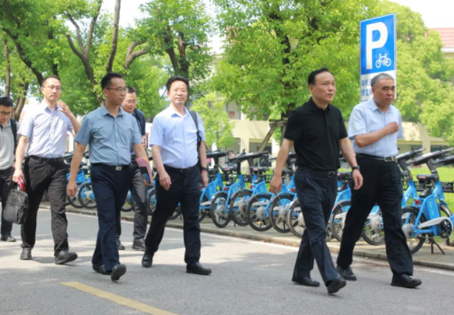 隨后，錢振宇董事長一行在張慶堂院長等人的陪同下參觀了江陰職業(yè)技術(shù)學(xué)院校園，深入了解了學(xué)院的辦學(xué)理念和辦學(xué)特色。雙方就進(jìn)一步加強(qiáng)合作進(jìn)行了深入的洽談。