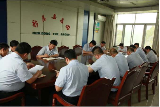 近日，新東岳集團召開5月份高效運營工作推進會。會議由企管部副經(jīng)理鄭文胸主持，旨在通過統(tǒng)一思想認識，激發(fā)管理干部的干事創(chuàng)業(yè)新活力，助力企業(yè)實現(xiàn)高效運營。