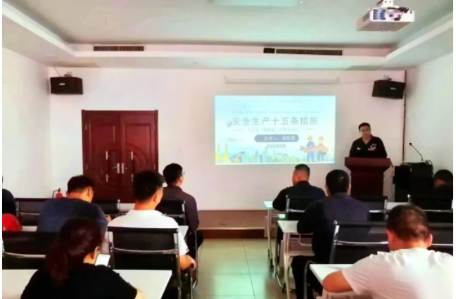2023年6月是第22個全國“安全生產(chǎn)月”，以“人人講安全，個個會應(yīng)急”為主題，為了加強安全生產(chǎn)宣傳，激發(fā)全體員工的安全意識，邯鄲黑貓?zhí)亢谟邢挢?zé)任公司安全科組織了一場針對安全生產(chǎn)法律法規(guī)的培訓(xùn)活動。