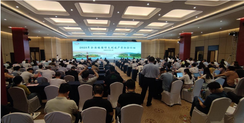 由中國化工學(xué)會(huì)橡塑綠色制造專業(yè)委員會(huì)主辦的2023年橡塑綠色制造產(chǎn)學(xué)融合論壇于近日在浙江天臺(tái)縣成功召開。本次論壇旨在探討如何在雙碳戰(zhàn)略和雙循環(huán)戰(zhàn)略的背景下推進(jìn)橡塑制造行業(yè)向綠色低碳、高質(zhì)量和可持續(xù)發(fā)展的方向邁進(jìn)。來自學(xué)術(shù)界、產(chǎn)業(yè)界和政府機(jī)構(gòu)的專家學(xué)者齊聚一堂，共同探討橡塑制造技術(shù)創(chuàng)新和產(chǎn)業(yè)發(fā)展的重要議題。