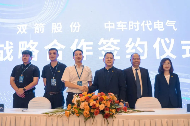 發(fā)布會(huì)上，雙箭股份與中車時(shí)代電氣簽署了戰(zhàn)略合作協(xié)議。作為輸送帶行業(yè)的領(lǐng)頭企業(yè)，雙箭股份專注于輸送技術(shù)的研發(fā)與應(yīng)用，而中車時(shí)代電氣是中國(guó)電氣化鐵路裝備事業(yè)的先行者，致力于推動(dòng)高端裝備產(chǎn)品的智能化發(fā)展。這次戰(zhàn)略合作將為綠色智能運(yùn)輸領(lǐng)域帶來(lái)更多機(jī)遇與創(chuàng)新，推動(dòng)行業(yè)向可持續(xù)發(fā)展方向邁進(jìn)。