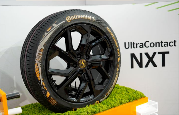 馬牌UltraCo<i></i>ntact NXT輪胎上的特殊標(biāo)志表示其包含可回收材料，其中包括來(lái)自廢棄輪胎的再生橡膠、廢鋼中回收的再利用鋼材，以及從PET塑料瓶中回收的高性能聚酯纖維。而ISCC PLUS質(zhì)量平衡認(rèn)證材料則由生物循環(huán)原料制成的可持續(xù)合成橡膠和炭黑構(gòu)成。