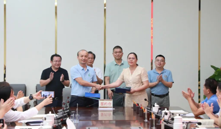 根據(jù)合作協(xié)議，雙方將集中精力研究天然橡膠全產(chǎn)業(yè)鏈的發(fā)展方向、布局和定位，重點(diǎn)關(guān)注生產(chǎn)、加工、保鮮、儲(chǔ)運(yùn)和品牌等環(huán)節(jié)的關(guān)鍵技術(shù)。此外，他們還將提升一二三產(chǎn)業(yè)的融合發(fā)展水平，為實(shí)現(xiàn)可持續(xù)發(fā)展和提高農(nóng)村經(jīng)濟(jì)水平提供支持。