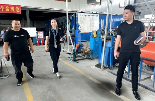 最后，協(xié)會一行人拜訪了山東瑞合暢通線纜有限公司，受到了該公司總經(jīng)理房益濱的熱情接待。