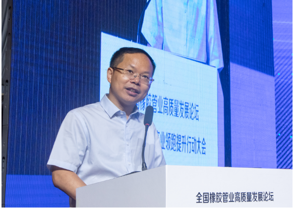 會(huì)議期間，中國(guó)橡膠工業(yè)協(xié)會(huì)副會(huì)長(zhǎng)兼秘書(shū)長(zhǎng)雷昌純代表協(xié)會(huì)致辭，指出中國(guó)膠管產(chǎn)業(yè)近年來(lái)取得了顯著的提升，但仍面臨全球經(jīng)濟(jì)形勢(shì)不確定和國(guó)內(nèi)需求不足等挑戰(zhàn)。他希望與會(huì)者充分利用論壇平臺(tái)進(jìn)行交流，共同研討行業(yè)面臨的挑戰(zhàn)，并助力膠管行業(yè)實(shí)現(xiàn)綠色、創(chuàng)新和高質(zhì)量發(fā)展。