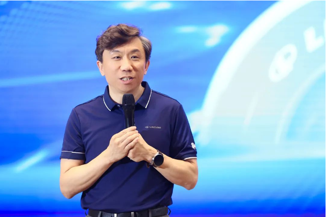 玲瓏輪胎副總裁于航結(jié)合會議主題介紹了他們即將實施的“四全三新”規(guī)劃。為幫助經(jīng)銷商在市場上取得突破，玲瓏輪胎將從產(chǎn)品、渠道、價值、品牌四個方面全面布局，注入新的銷售動力，不斷更新產(chǎn)品、渠道和能力，以企業(yè)實力推動銷售力的提升，進而提升企業(yè)整體實力，形成強大的廠商聯(lián)動服務(wù)市場的模式。