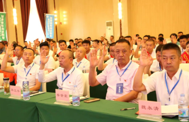 現(xiàn)場全體會員對于冉平同志所做第三屆工作報告、魏永清同志所做章程修改說明、龔大亮同志所做第三屆財務審計決算報告、蘇青凌同志所做的商會財務管理和會費繳納辦法，全票通過。