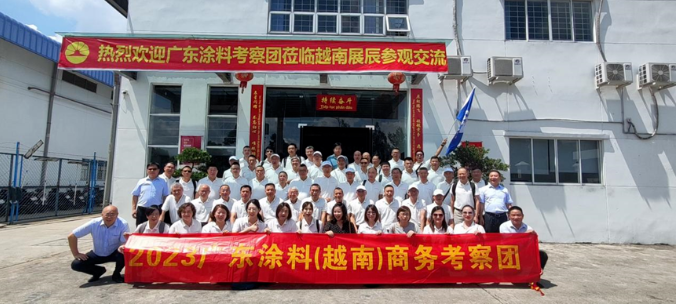 下午，考察團抵達越南展辰，受到了展辰董事長陳冰、越南展辰總經理李旭汕和越南展辰常務副總經理王波的熱情歡迎。陳冰代表協(xié)會和展辰新材簡要介紹了越南展辰的情況。越南展辰是展辰新材在海外投資的第一個工廠，主要生產油性涂料和UV涂料，廣泛應用于套房家具和櫥柜領域。據(jù)介紹，越南展辰已成為展辰國際化的重要窗口，近年來營業(yè)額逐年增長，2022年銷售規(guī)模已超過2億，員工人數(shù)超過150人，其中中籍員工50余人，越籍員工100余人。