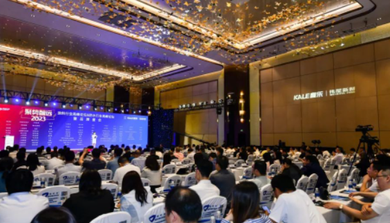 "2023年度涂料行業(yè)高峰論壇&防水行業(yè)高峰論壇暨品牌盛會(huì)"在上海舉行，來(lái)自全國(guó)各地的涂料和防水企業(yè)、渠道經(jīng)銷商、下游用戶企業(yè)以及國(guó)家和地方相關(guān)協(xié)會(huì)領(lǐng)導(dǎo)齊聚一堂。本次論壇以"聚勢(shì) 智遠(yuǎn)"為主題，旨在共同探討涂料和防水行業(yè)的發(fā)展現(xiàn)狀，并探索品牌建設(shè)的核心力量。