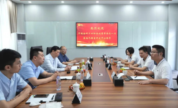 隨后的交流環(huán)節(jié)中，劉普軍會長、劉杰秘書長、彩之虹董事長顧天兵與巴德富集團的領(lǐng)導(dǎo)展開了深入的溝通和互動，共同探討了行業(yè)如何實現(xiàn)高質(zhì)量發(fā)展等話題。劉普軍會長表示，他將帶領(lǐng)中國涂料工業(yè)協(xié)會新一屆的領(lǐng)導(dǎo)班子繼續(xù)發(fā)揮協(xié)會的橋梁作用，為行業(yè)和企業(yè)的長足發(fā)展提供支持，助力中國涂料行業(yè)實現(xiàn)健康轉(zhuǎn)型，推動行業(yè)朝著高質(zhì)量可持續(xù)發(fā)展的目標(biāo)邁進。