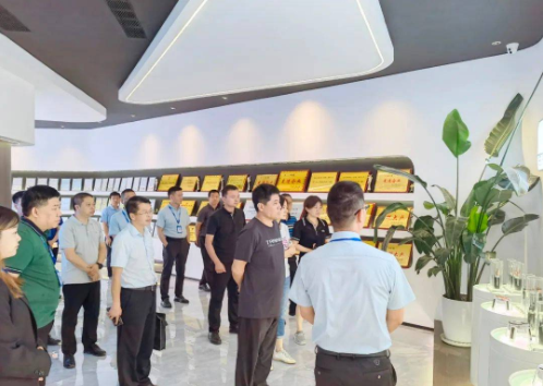 貴州省市場(chǎng)監(jiān)督管理局調(diào)研組近日對(duì)固達(dá)電纜集團(tuán)進(jìn)行了實(shí)地調(diào)研。此次調(diào)研旨在深入了解固達(dá)電纜集團(tuán)在電線電纜產(chǎn)品的生產(chǎn)和銷售質(zhì)量安全方面的情況，以配合國(guó)家市場(chǎng)監(jiān)督管理總局頒布的第75號(hào)和第76號(hào)令的落實(shí)。固達(dá)電纜集團(tuán)總裁林運(yùn)芝及相關(guān)部門負(fù)責(zé)人陪同調(diào)研組一行進(jìn)行了詳細(xì)介紹。