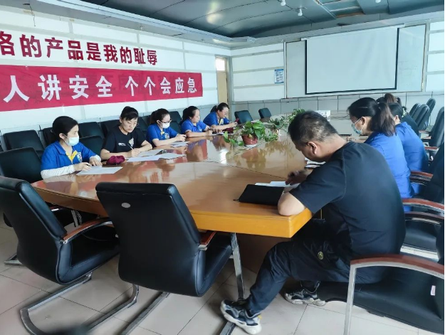活動伊始，集團副總趙新利和安全總監(jiān)孫明國相繼參加了各工廠的“安全生產(chǎn)月”動員大會，并發(fā)表了重要講話。會議結(jié)束后，與會人員紛紛在橫幅上簽名，標志著“安全生產(chǎn)月”活動正式拉開序幕。隨后，華盛橡膠集團的各個工廠相繼舉行了盛大的啟動儀式。