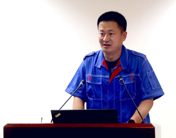 橡六公司黨委書記、總經(jīng)理蒲章國