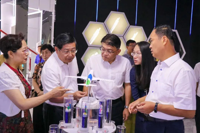 隨后，調研組參觀了濱澳電線電纜公司的實驗室，詳細了解了該公司對電線電纜產(chǎn)品的質量控制情況。同時，他們對濱澳電線電纜公司的產(chǎn)品和企業(yè)文化進行了深入了解。