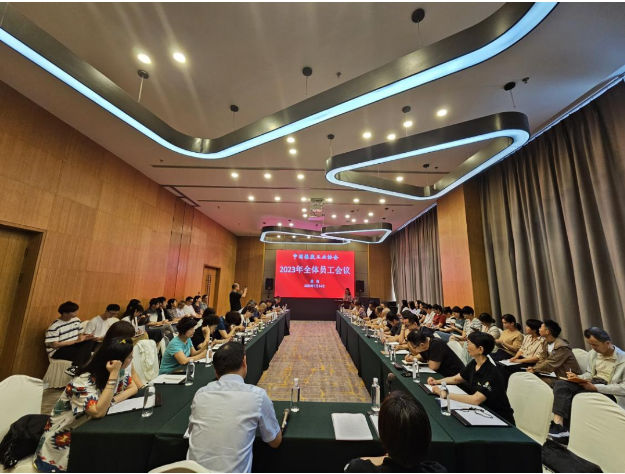 雷昌純主持了7月14日召開的全體員工會(huì)議，隨后乳膠分會(huì)秘書長(zhǎng)凃燕玲、橡膠制品分會(huì)秘書長(zhǎng)宋巖、膠鞋分會(huì)秘書長(zhǎng)王剛、骨架材料專業(yè)委員會(huì)秘書長(zhǎng)于濤，分別進(jìn)行了交流發(fā)言。