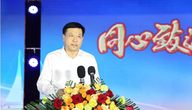 侯宇剛在致辭中指出，豐源輪胎公司重組投產(chǎn)10周年是企業(yè)發(fā)展史上的一個里程碑，具有巨大的變革意義。面對當(dāng)前新形勢和任務(wù)，豐源輪胎公司努力抓住新能源汽車快速發(fā)展和資本市場深刻變革的機遇，致力于成為中國橡膠工業(yè)的標(biāo)桿企業(yè)。