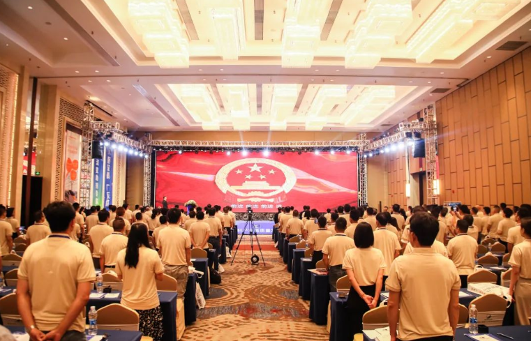 以“守正創(chuàng)新 提質(zhì)增效”為主題的2023廣東涂料產(chǎn)業(yè)高質(zhì)量發(fā)展大會暨廣東省涂料行業(yè)協(xié)會第九屆第三次會員代表大會在江門鶴山福朋喜來登酒店盛大舉行。來自廣東省工業(yè)與信息化廳材料處、應(yīng)急管理廳?；幰约巴苛闲袠I(yè)協(xié)會等領(lǐng)導(dǎo)，以及行業(yè)各理事單位、會員單位、涂料行業(yè)媒體代表等近500人參加此次盛會，共同探討廣東涂料產(chǎn)業(yè)的高質(zhì)量發(fā)展之路。