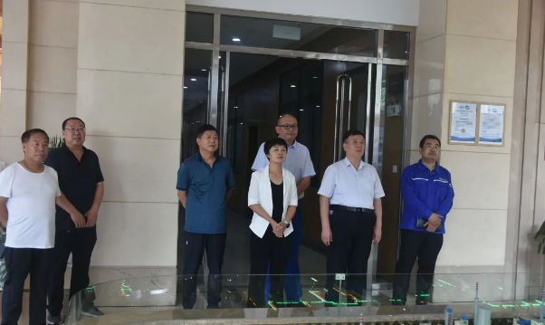 河津市政協(xié)副主席呂平率調(diào)研團(tuán)隊(duì)一行于8月11日上午到西安侖化工有限公司調(diào)研。參與此次調(diào)研的還有僧樓鎮(zhèn)黨委書記劉曉霞、安侖化工生產(chǎn)副總孟慶鐸等。