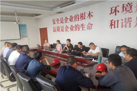 邯鄲黑貓公司特聘安全生產(chǎn)專家團(tuán)隊(duì)前往公司，為其安全生產(chǎn)工作提供指導(dǎo)和幫扶。經(jīng)過(guò)對(duì)現(xiàn)場(chǎng)生產(chǎn)車間的深入排查，公司在專家團(tuán)隊(duì)的建議下，積極整改問(wèn)題，進(jìn)一步加強(qiáng)了安全管理和風(fēng)險(xiǎn)防控措施，以確保員工的安全和生產(chǎn)環(huán)境的穩(wěn)定。