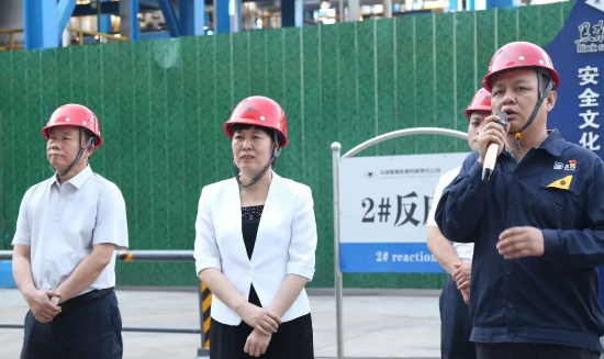 趙偉對崔市長一行的到訪表示了熱烈的歡迎，并向調研團隊詳細介紹了烏海黑貓的生產經營情況。他表示，烏海黑貓將認真貫徹崔市長提出的工作要求，確保企業(yè)今年的生產經營目標得以順利完成。
