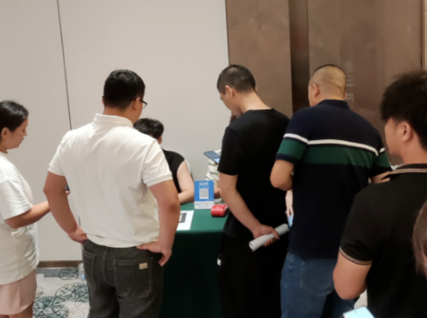 會(huì)議上，零售商紛紛表示對(duì)中策產(chǎn)品、哈爾濱祖茂以及市場(chǎng)充滿信心，他們的積極反應(yīng)充分展現(xiàn)了好運(yùn)輪胎的市場(chǎng)影響力。中策橡膠乘用車(chē)胎始終將產(chǎn)品創(chuàng)新作為核心，同時(shí)加強(qiáng)品牌建設(shè)、完善服務(wù)系統(tǒng)，為合作伙伴提供全面的支持。通過(guò)與合作伙伴緊密合作，公司將繼續(xù)引領(lǐng)行業(yè)創(chuàng)新，為中國(guó)汽車(chē)產(chǎn)業(yè)帶來(lái)更多的變革與發(fā)展。