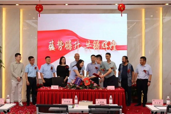 最后，在九環(huán)機械股份有限公司總裁辛程勛和青島泰凱英專用輪胎股份有限公司黨委書記郭永芳的共同見證下，雙方的代表上臺進行了正式簽約。這一重要時刻在熱烈的掌聲中完成，象征著兩家企業(yè)正式啟動全新的合作篇章。