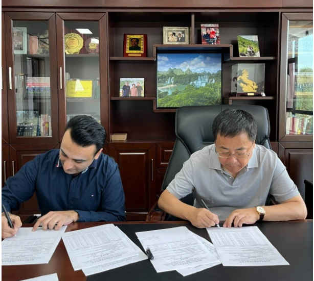 日前，朝陽新長征輪胎有限責(zé)任公司迎來了一位特別的客商賽伊德，這是因?yàn)槭艿揭咔橛绊?，他們已?jīng)有四年沒有見面了。賽伊德是一家巴基斯坦公司的負(fù)責(zé)人，他們向中國銷售新長征輪胎生產(chǎn)的斜交胎已經(jīng)有50多年的歷史。